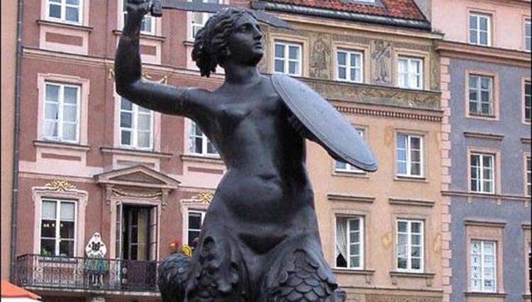 Warszawa pomnik Syrenka Warszawska na Starówce