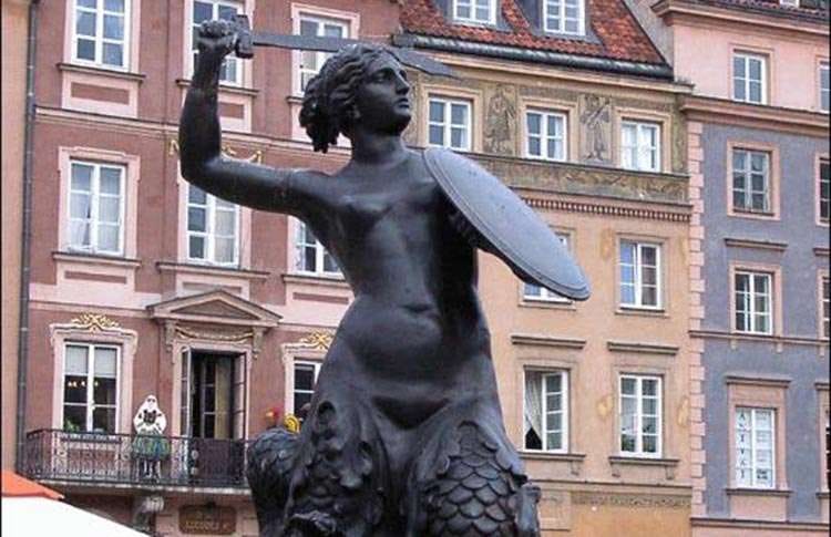 Warszawa pomnik Syrenka Warszawska na Starówce