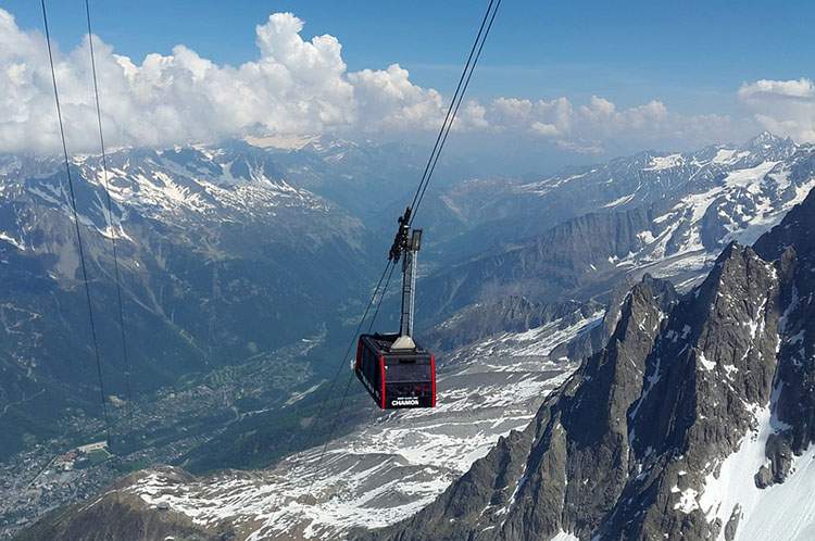 Miasto Chamonix i góra Mont-Blanc we Francji