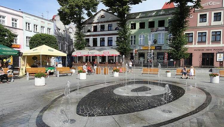 Puck ciekawostki rynek w Pucku fontanna kamienice