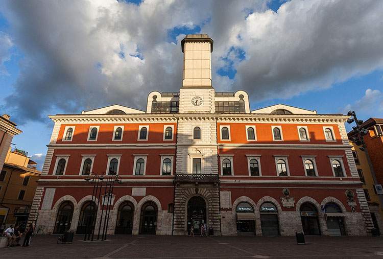 Terni biblioteka publiczna Włochy ciekawostki zabytki atrakcje