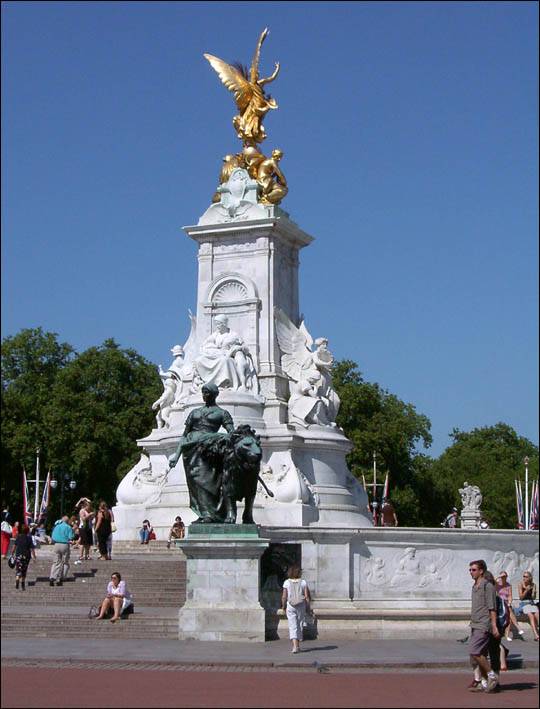 Pomnik królowej Wiktorii Londyn ciekawostki atrakcje Anglia