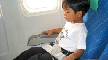 podróż samolot dziecko w samolocie linie lotnicze dzieci
