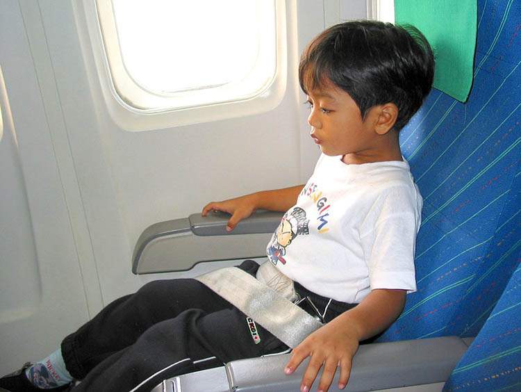 podróż samolot dziecko w samolocie linie lotnicze dzieci