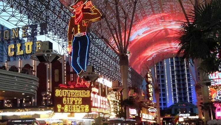 Fremont Street Las Vegas ciekawostki Nevada hotele kasyna kowboj Vegas Vic
