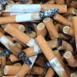 papierosy plaża Włochy palenie papierosów niedopałki pety