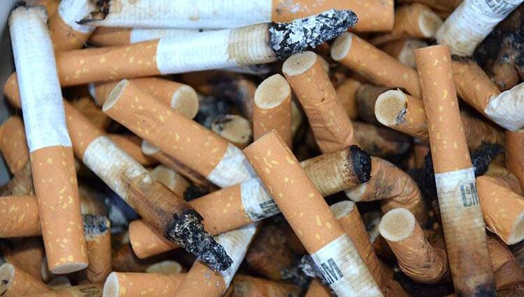 papierosy plaża Włochy palenie papierosów niedopałki pety