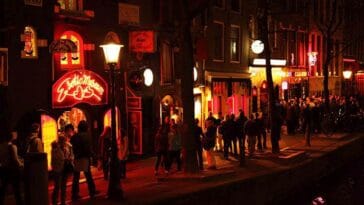 Amsterdam dzielnica czerwonych latarni Holandia