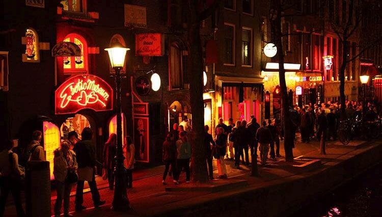 Amsterdam dzielnica czerwonych latarni Holandia