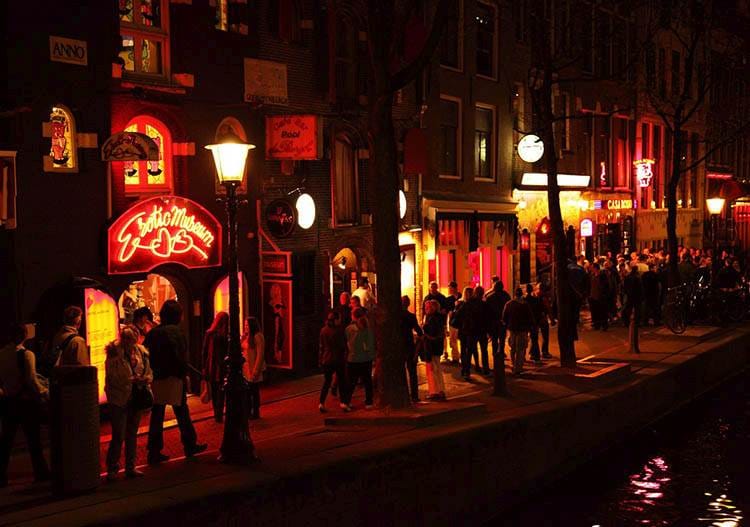 Amsterdam dzielnica czerwonych latarni Holandia