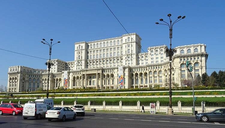 parlament Bukareszt atrakcje ciekawe miejsca co warto zobaczyć Rumunia