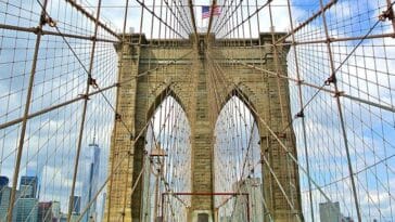 Brooklyn Bridge Most Brookliński ciekawostki Nowy Jork NYC flaga amerykańska ciekawostki USA Stany Zjednoczone