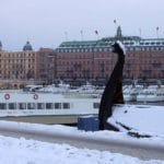 Stromkajen kamienice statki wycieczkowe nabrzeże Sztokholmu atrakcje zima śnieg Szwecja łódź Wikingów