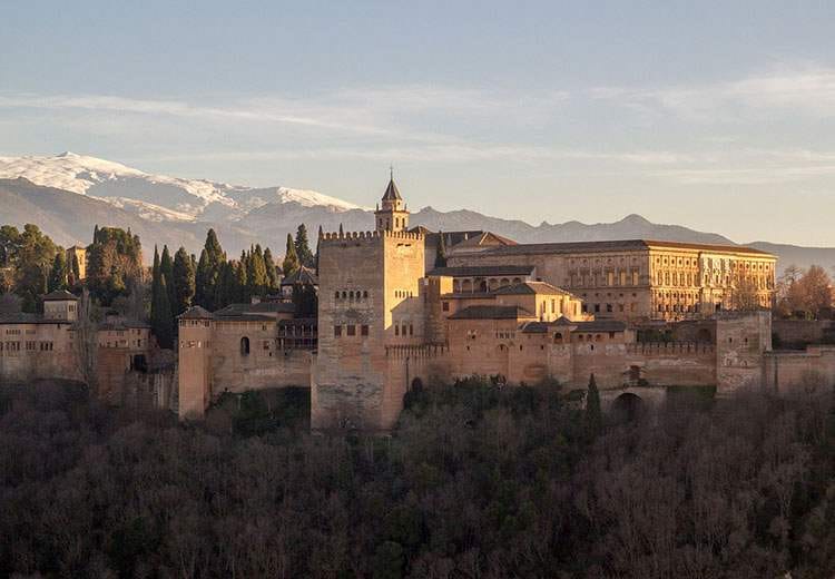 Alhambra Andaluzja ciekawostki atrakcje