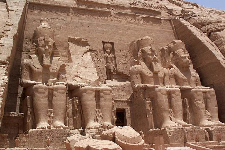Faraon Ramzes II i podróże jego posągu