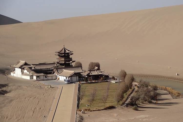 Chiny. Niezwykłe groty na pustyni
