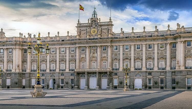pałac zamek królewski Madryt ciekawostki Hiszpania atrakcje zabytki
