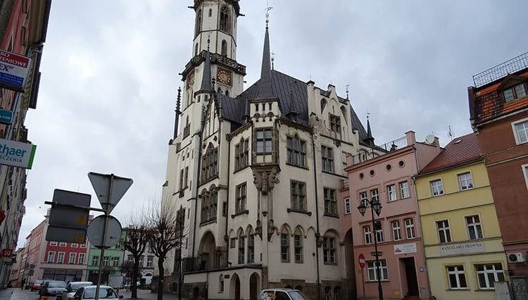 ratusz Ząbkowice Śląskie polskie miasta ciekawostki zabytki atrakcje