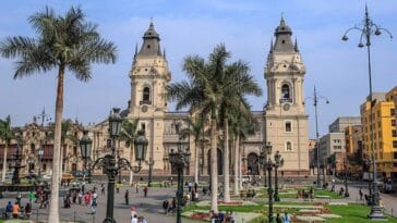 Lima ciekawostki atrakcje zabytki Peru Plaza de Armas katedra