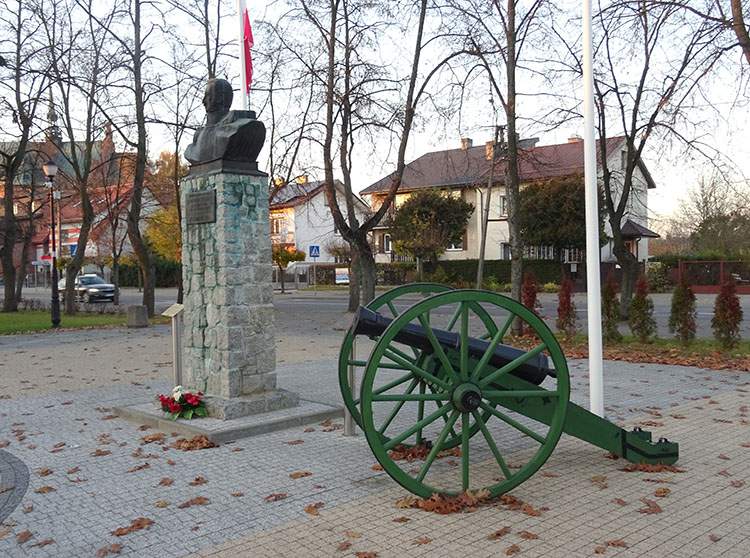 pomnik generał Dwornicki armata na rynku w Stoczku Łukowskim atrakcje