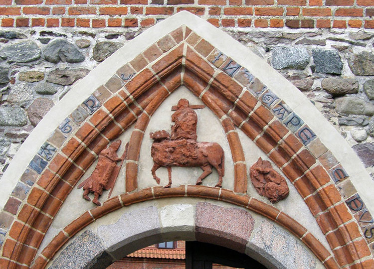 Zamek Bierzgłowski ciekawostki tympanon-bramy wewnętrznej ceramika jeździec
