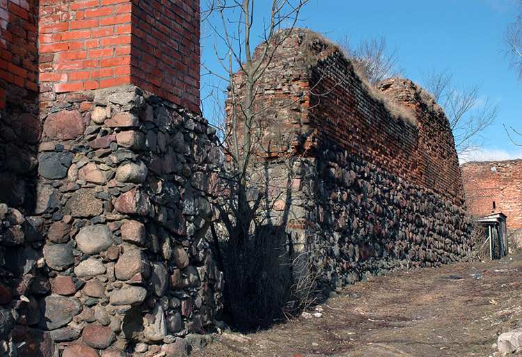 mury miejskie Debrzno ciekawostki atrakcje zabytki historia