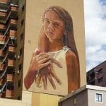 dziewczynka na ścianie budynku Albania miasto Tirana murale sztuka uliczna