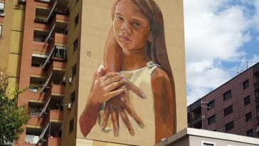 dziewczynka na ścianie budynku Albania miasto Tirana murale sztuka uliczna