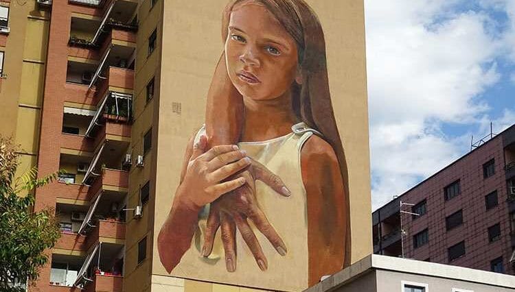 dziewczynka na ścianie budynku Albania miasto Tirana murale sztuka uliczna