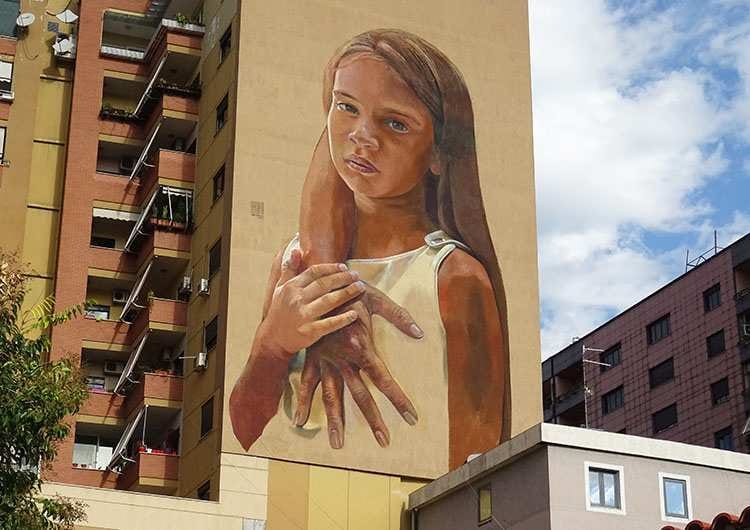 dziewczynka na ścianie budynku Albania miasto Tirana murale sztuka uliczna