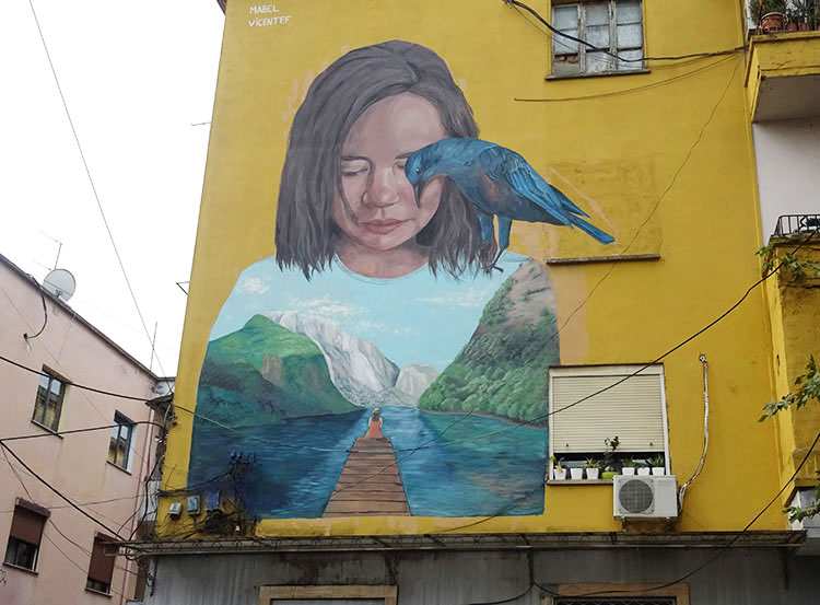 Albania miasto Tirana murale sztuka uliczna
