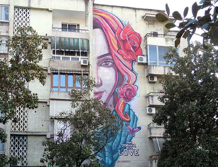kobieta mural w Tiranie stolicy Albanii