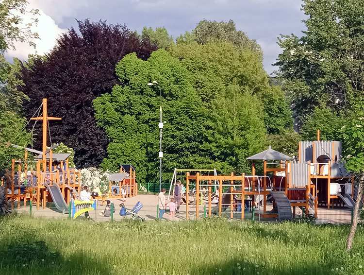 plac zabaw dla dzieci w parku na Woli