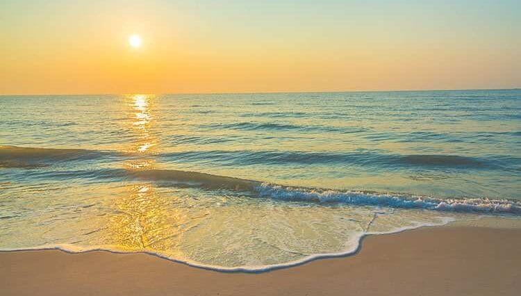 ubezpieczenie na wakacje w Grecji zachód słońca plaża