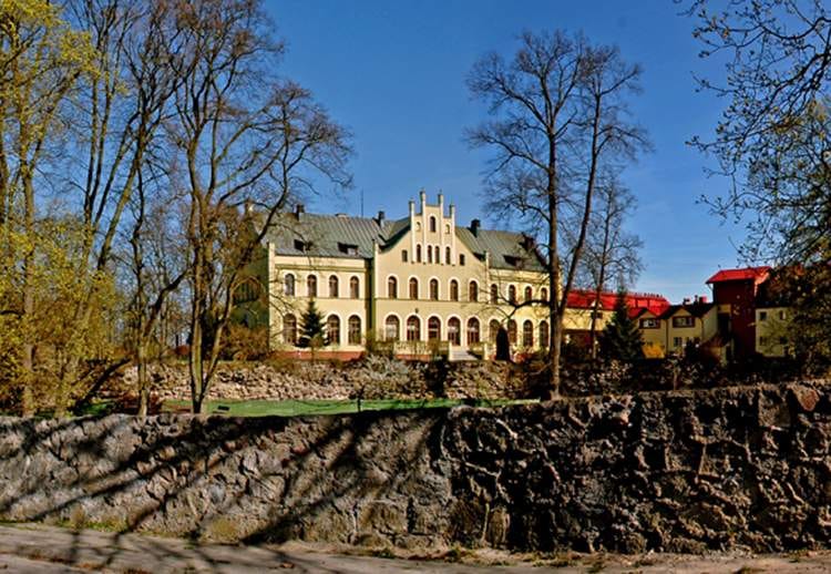 Czarne ciekawostki atrakcje zabytki pałac