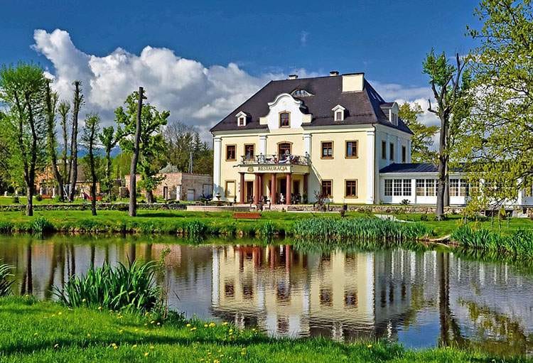 Staniszów pałac na wodzie kotlina Jeleniogórska
