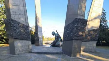 Pomnik Chwała Saperom Park Marszałka Edwarda Rydza-Śmigłego Solec