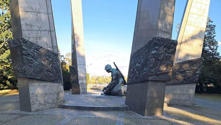 Pomnik Chwała Saperom Park Marszałka Edwarda Rydza-Śmigłego Solec