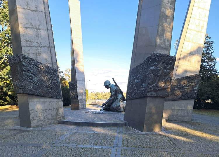 Pomnik Chwała Saperom Park Marszałka Edwarda Rydza-Śmigłego Solec