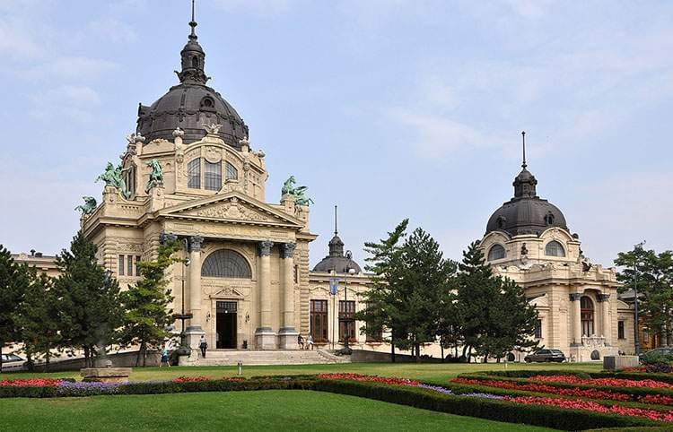 Budapeszt baseny łaźnie termalne w Budapeszcie