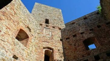 ruiny zamku Drzewica ciekawostki atrakcje zabytki